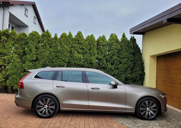 Volvo V60 cena 88800 przebieg: 198000, rok produkcji 2018 z Opoczno małe 742